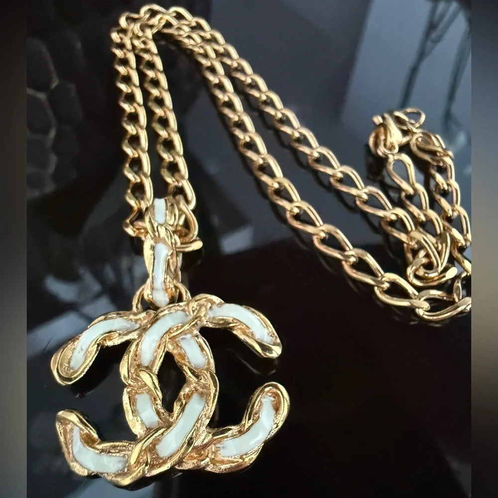 LOT 2097 24K gold plated CHANEL vintage white enamel chain necklace